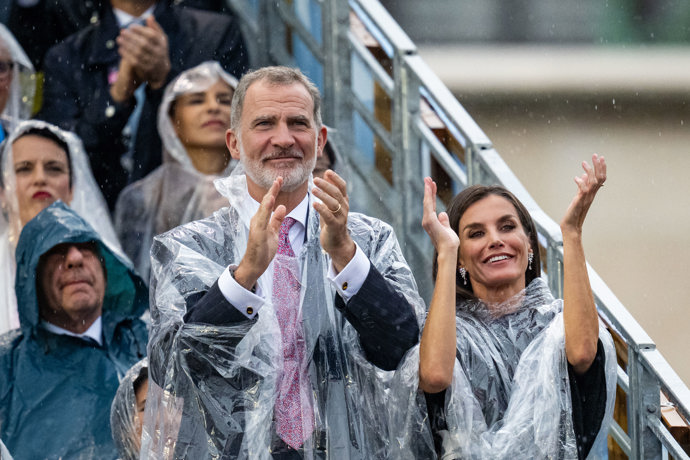 Španělský král Felipe VI. a jeho manželka královna Letizia tleskají během zahajovacího ceremoniálu Olympijských her Paříž 2024 dne 26. července 2024 v Paříži, Francie.
