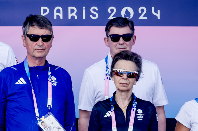 Princezna Anne Elizabeth Alice Louise se svým manželem Timothym Laurencem na tribunách během zápasu Olympijských her mezi Velkou Británií a Nizozemskem na Stade Olympique Yves du Manoir dne  v Paříži.
