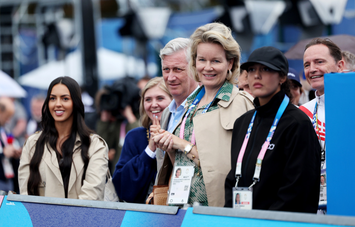 Manželka Remca Evenepoela, Oumaima Oumi Rayane, král Philippe a královna Mathilde z Belgie byli svědky předávání medailí během mužské individuální časovky.
