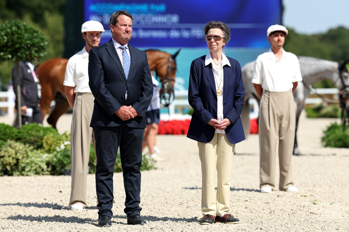 Princezna Anna při slavnostním ceremoniálu předávání medailí ve finále týmové soutěže ve skocích během třetího dne Olympijských her Paříž 2024 na zámku Versailles.
