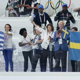 Švédská královna Silvia a král Carl XVI. Gustaf ze Švédska slaví zlatou medaili Armanda Monda Duplantise ze Švédska ve skoku o tyči během desátého dne Olympijských her Paříž 2024.
