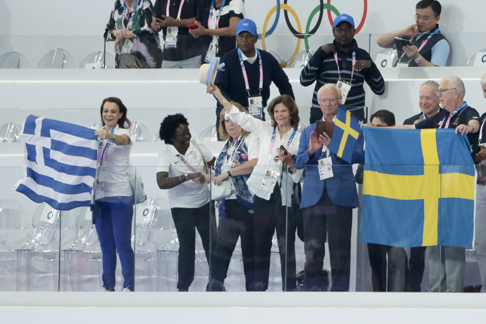 Švédská královna Silvia a král Carl XVI. Gustaf ze Švédska slaví zlatou medaili Armanda Monda Duplantise ze Švédska ve skoku o tyči během desátého dne Olympijských her Paříž 2024.
