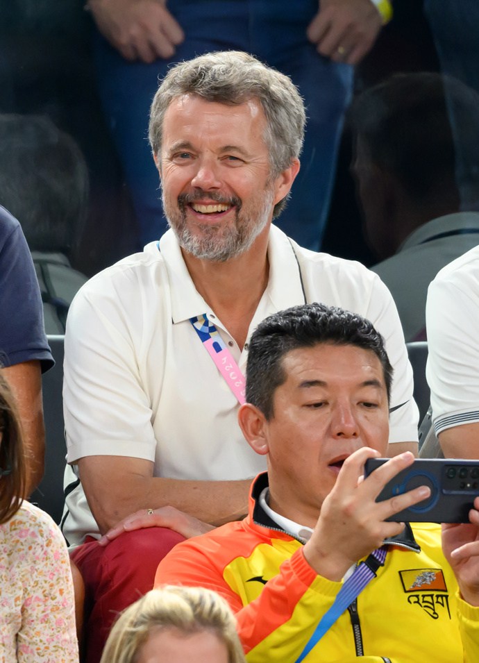 Král Frederik X. z Dánska se účastníl čtvrtfinálového zápasu mužského basketbalu mezi Brazílií a USA během jedenáctého dne Olympijských her.
