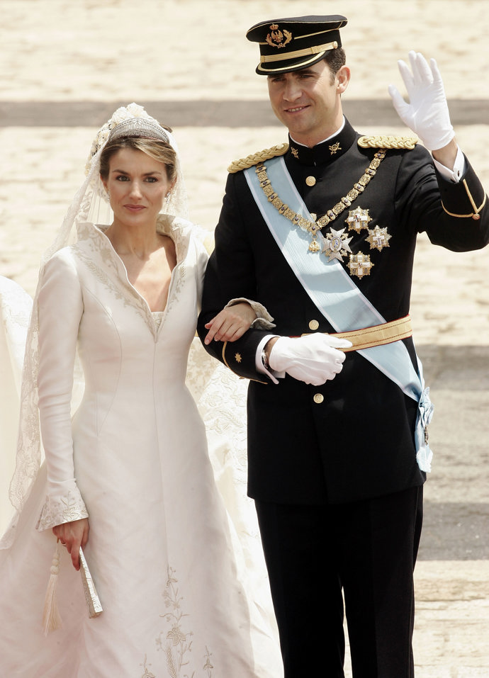 Letizia, bývalá televizní novinářka, okouzlila ve svých šatech od Manuela Pertegaze, které byly zdobeny zlatými a stříbrnými výšivkami a měly vlečku dlouhou 4,5 metru. 

