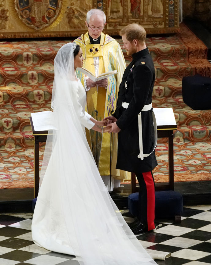 Po obřadu se princ Harry a Meghan Markle projeli v kočáře ulicemi Windsoru, kde je nadšeně vítaly davy fanoušků​.
