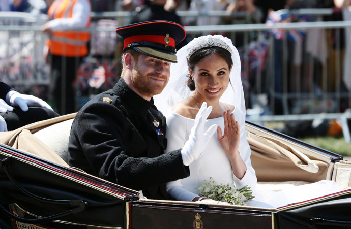 Meghan okouzlila ve šatech od Clare Waight Keller pro Givenchy, které byly jednoduché, elegantní a zároveň nesmírně moderní.
