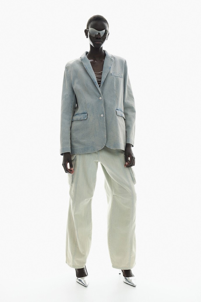 Vypasované denimové sako působí žensky a rafinovaně. H&M, 1199 Kč
