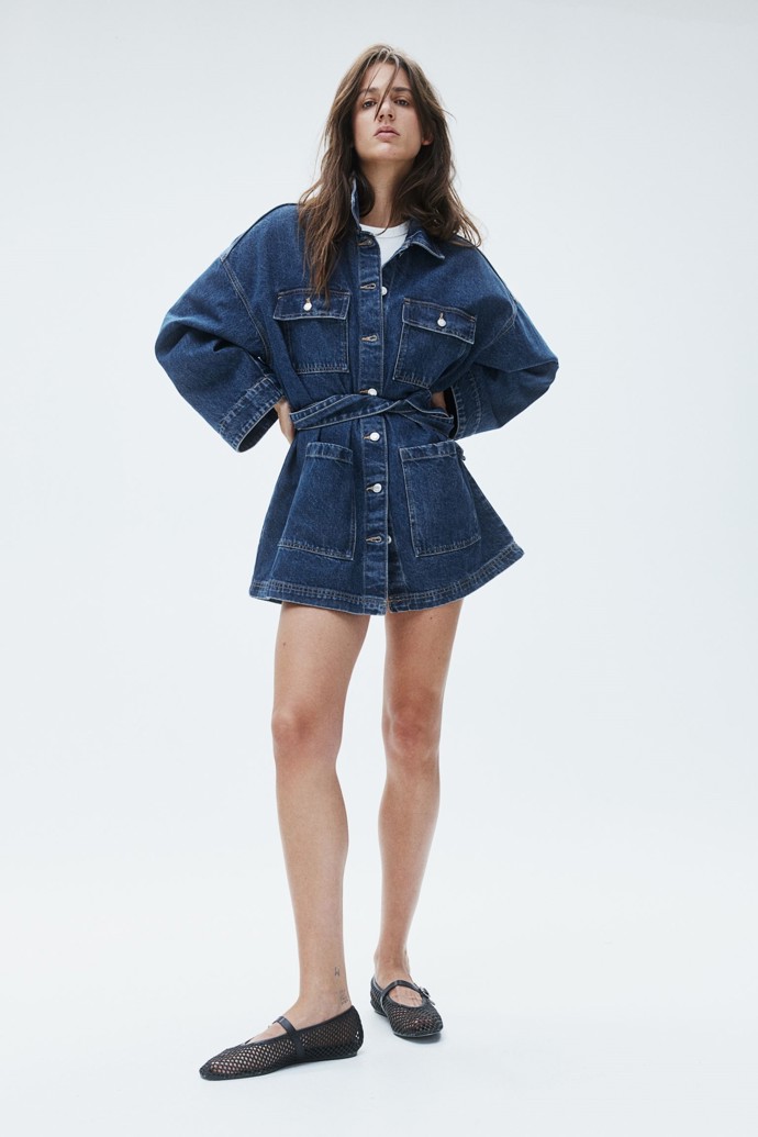Siluetu zdůrazní pásek. H&M, 839 Kč
