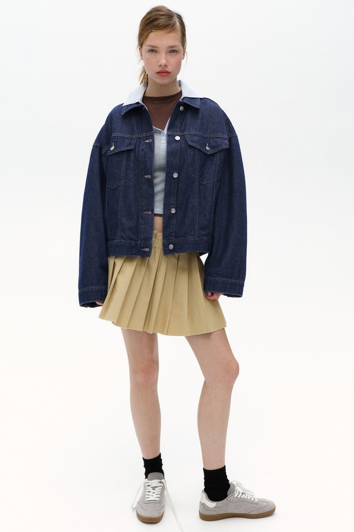 Tmavou modrou bundu kombinujte s výraznějšími barvami. H&M, 959 Kč
