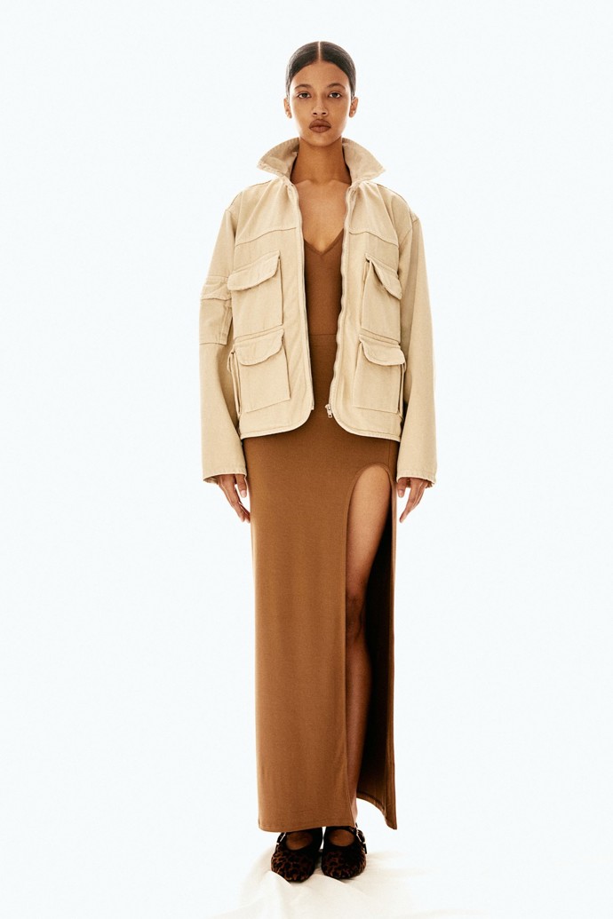 Svělé tóny prozáří šeď podzimních ulic. H&M, 839 Kč
