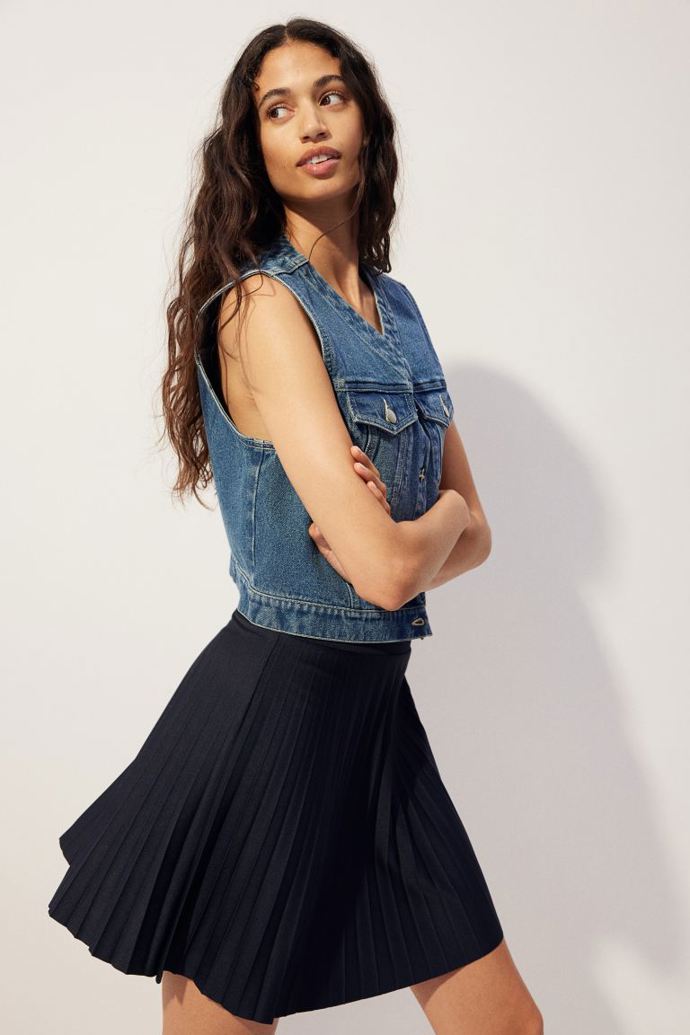 Plisovaná žerzejová sukně, 359 Kč, H&M
Plisovaná žerzejová sukně, 359 Kč, H&M