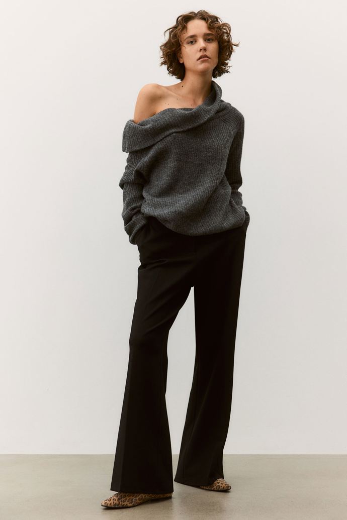 Svetr s odhalenými rameny, H&M, 479 Kč
Svetr s odhalenými rameny, H&M, 479 Kč