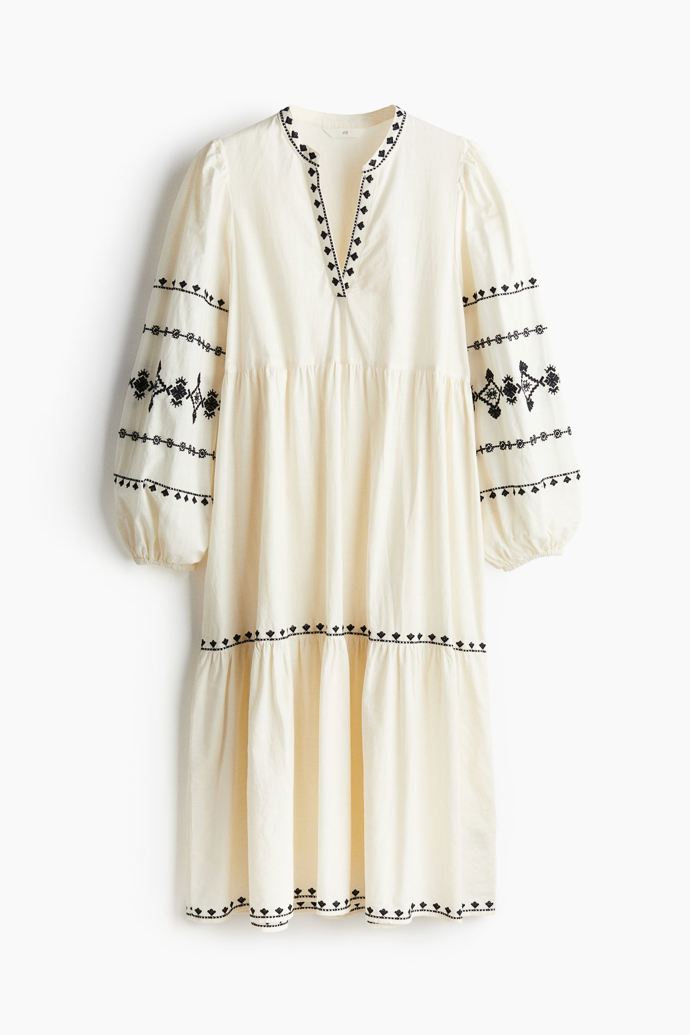 Tunikové šaty s výšivkou, H&M, 1319 Kč
