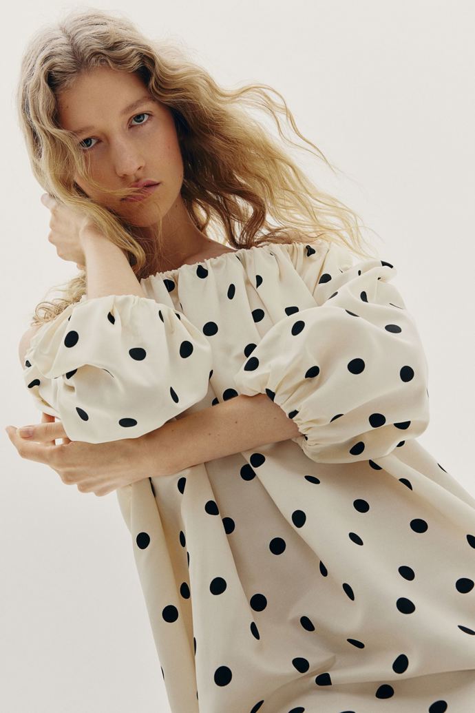 Šaty odhalující ramena, H&M, 959 Kč
Šaty odhalující ramena, H&M, 959 Kč