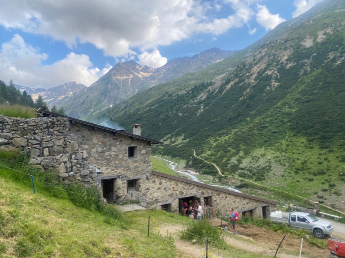 Rodinná farma Alpe Mine, kde smíte nakouknout do chléva a zkusit podojit krávu. 

