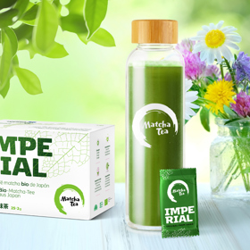 Zelený čaj matcha má širokou paletu účinků, které prospívají našemu tělu. Z hlediska nutričních hodnot je přibližně 10x silnější než běžný zelený čaj, a to hlavně proto, že když pijeme matcha, pijeme celý list čajovníku nadrcený na extra jemný prášek. Lidské tělo tak využívá všech prospěšných látek obsažených v čajových listech. Patří mezi ně třeba vitamíny A, C, E, stopové množství minerálů, asi 30 % vlákniny i velké množství antioxidantů a aminokyselin (stavebních kamenů tělesných buněk). Matcha má také skvělý dar dodat našemu tělu energii na 3-6 hodin, podporuje soustředění, zklidňuje mysl, podporuje paměť a vyplavuje hormony štěstí – dopamin a serotonin. 399 Kč
