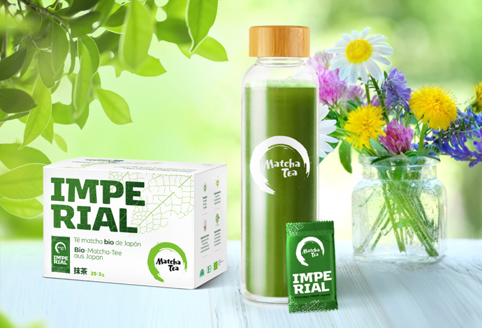 Zelený čaj matcha má širokou paletu účinků, které prospívají našemu tělu. Z hlediska nutričních hodnot je přibližně 10x silnější než běžný zelený čaj, a to hlavně proto, že když pijeme matcha, pijeme celý list čajovníku nadrcený na extra jemný prášek. Lidské tělo tak využívá všech prospěšných látek obsažených v čajových listech. Patří mezi ně třeba vitamíny A, C, E, stopové množství minerálů, asi 30 % vlákniny i velké množství antioxidantů a aminokyselin (stavebních kamenů tělesných buněk). Matcha má také skvělý dar dodat našemu tělu energii na 3-6 hodin, podporuje soustředění, zklidňuje mysl, podporuje paměť a vyplavuje hormony štěstí – dopamin a serotonin. 399 Kč
