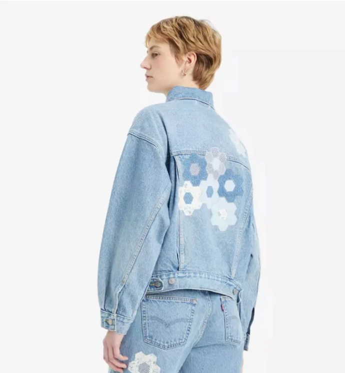 Aplikace tón v tónu oživí, ale nepůsobí kýčovitě. Levi's, 4399 Kč
