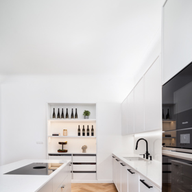 Galerie: Dejvický minimalistický byt s tmavě modrým akcentem