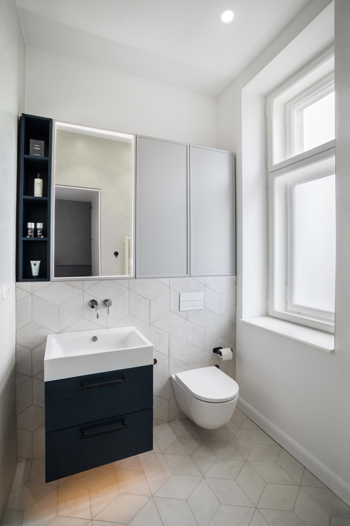 Galerie: Dejvický minimalistický byt s tmavě modrým akcentem Galerie: Dejvický minimalistický byt s tmavě modrým akcentem