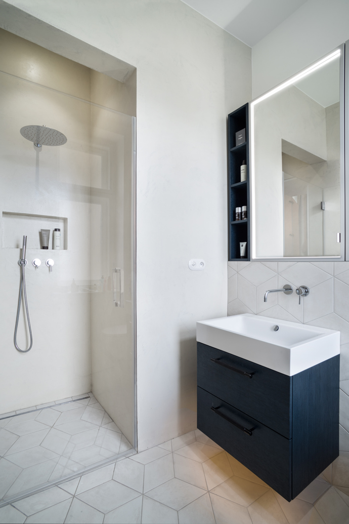 Galerie: Dejvický minimalistický byt s tmavě modrým akcentem Galerie: Dejvický minimalistický byt s tmavě modrým akcentem