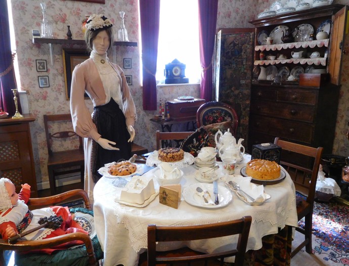 Rekonstrukce viktoriánského salonu v Nidderdale Museum, Yorkshire
Rekonstrukce viktoriánského salonu v Nidderdale Museum, Yorkshire