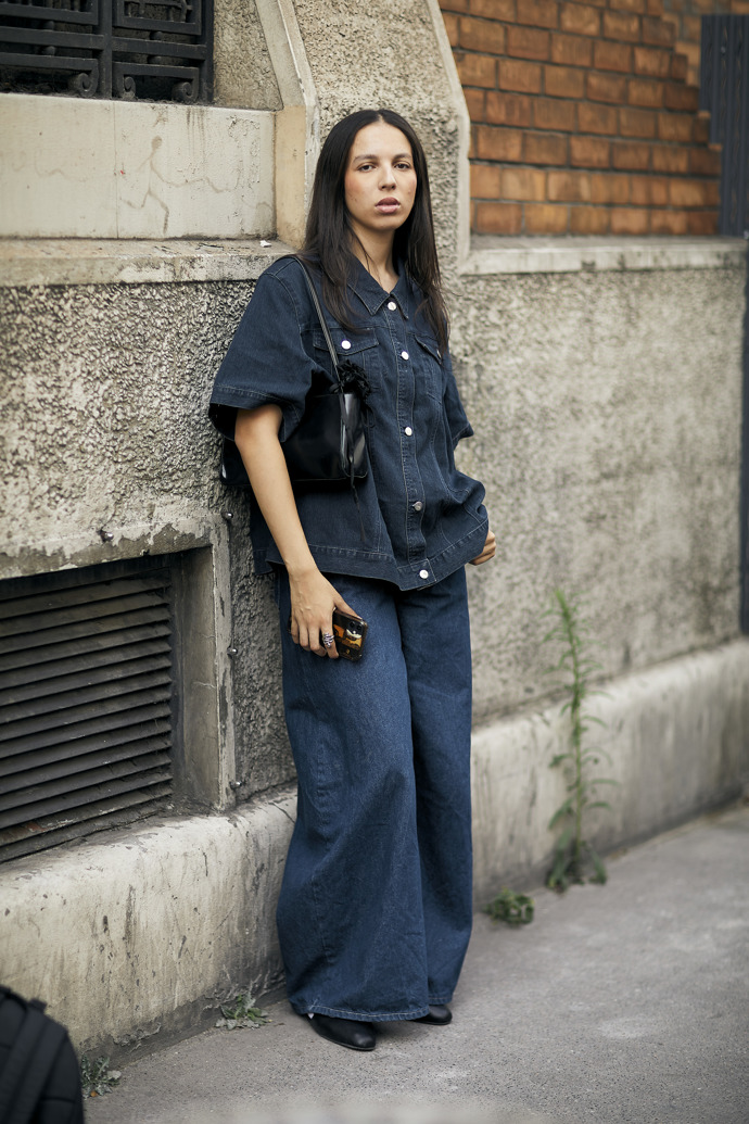 V all denim outfitu můžete kombinovat jak stejné, tak i mírně odlišné odstíny džínoviny.
