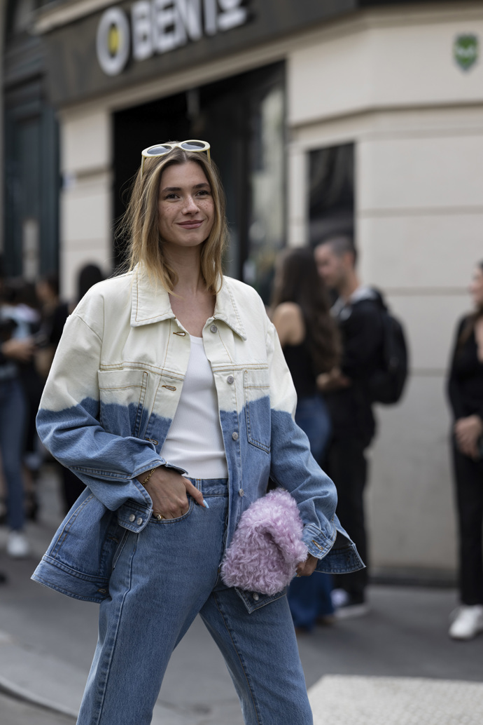 Oživíte džínový outfit třeba zajímavou bílomodrou ombre bundou?
