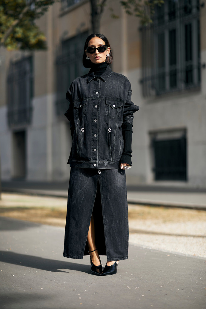 Denim nemusí být jen modrý, stylově zazáříté i v tmavě šedém nebo černém kompletu.
