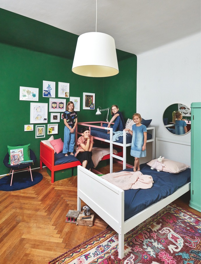 Tři děti ve společném pokoji: Maminka Radka je současně designérka a tak jim pokojík parádně vymazlila
