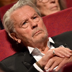 Ve věku 88 let nás opustil Alain Delon, jeden z nejikoničtějších herců 20. století. Jeho život byl jako z filmového plátna – plný vášně, krásy a intenzity.
