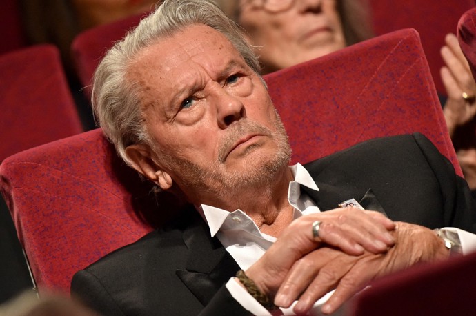 Ve věku 88 let nás opustil Alain Delon, jeden z nejikoničtějších herců 20. století. Jeho život byl jako z filmového plátna – plný vášně, krásy a intenzity.
Ve věku 88 let nás opustil Alain Delon, jeden z nejikoničtějších herců 20. století. Jeho život byl jako z filmového plátna – plný vášně, krásy a intenzity.