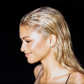 Také Zendayin "mokrý styl" podtrhl její krásu 

