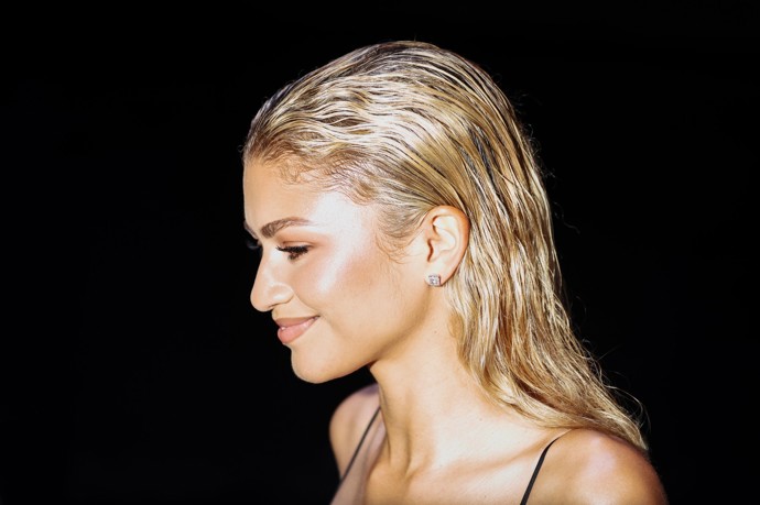 Také Zendayin "mokrý styl" podtrhl její krásu
Také Zendayin "mokrý styl" podtrhl její krásu
