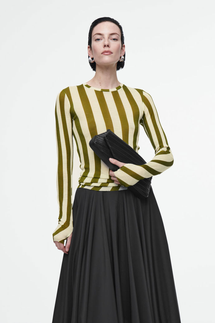 Pruhovaný top, COS, 59 eur
Pruhovaný top, COS, 59 eur