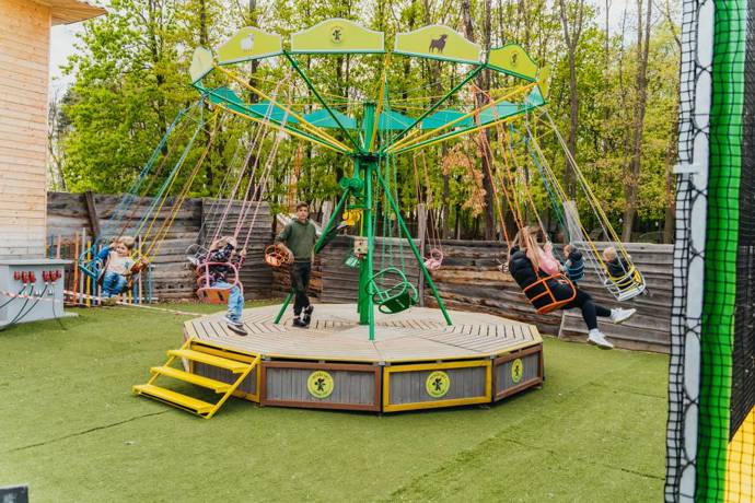 Krtkův svět v Praze je skvělým tipem pro celodenní výlet. Děti i dospělé nadchne především lunapark, který je součástí parku, včetně minizoo, trampolín a spoustu dalšího adrenalinového vyžití.
