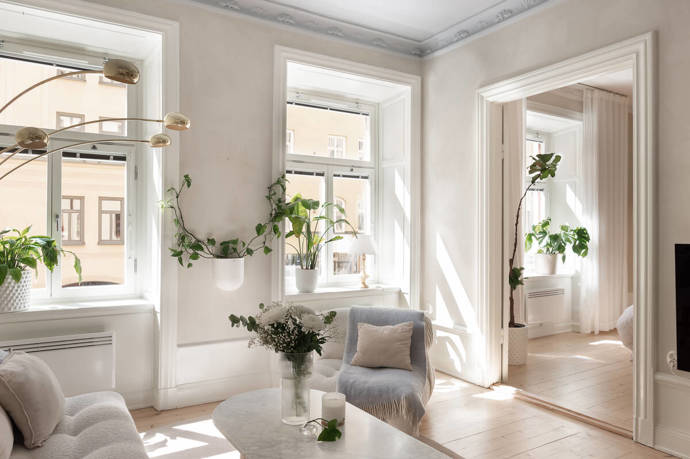 Krásnější byt jsme dlouho neviděli: V historickém domě ponechali v interiéru klasické prvky, které doplnili o moderní elegantní design
