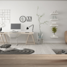 Feng Shui není žádná věda. Důležité je jen dodržovat určitá pravidla, která vám ve vašem domově pomohou nabudit a udržet pozitivní energii. Důležité je mít vyčleněné zóny pro jednotlivé aktivity. Pracovna by měla být oddělena tedy od jiných prostor, abyste se dokázala patřičně na práci soustředit. Toto místo by ve vás mělo evokovat kreativitu, proto je dobré se zdržet rušivých doplňků, křiklavých barev a jakýchkoli rušivých elementů.

