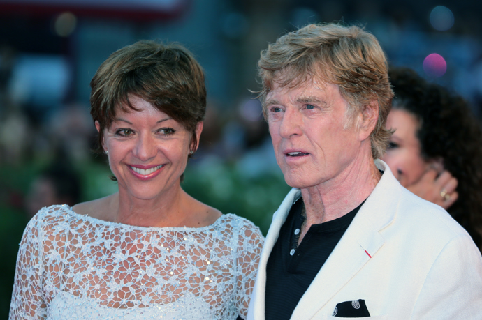 Robert Redford se svojí druhou ženu Sibylle Szaggars na červeném koberci při zahájení filmového festivalu v Benátkách v roce 2006.
