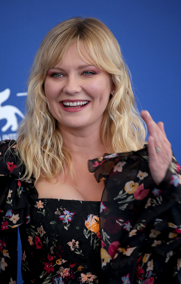 "Záclonková" ofina Kirsten Dunst, která má kulatý tvar obličeje. 

