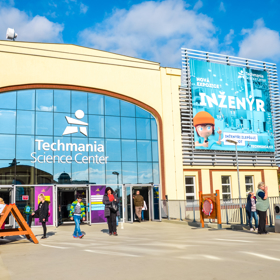 Techmania je formou celodenní zábavy pro malé i velké. Čeká vás velké množství expozic s vědeckou a technickou tematikou, hry, kvízy, různé pokusy a fascinující fyzikální jevy. V planetáriu naproti Science centru se zase dozvíte vše z kosmo světa a proniknete do tajů vesmíru.
