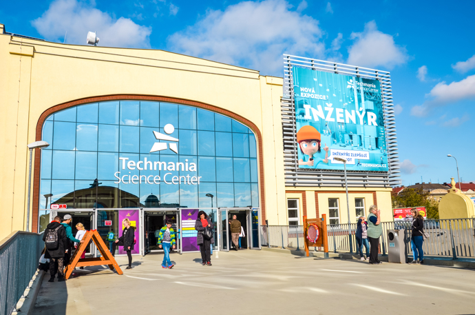 Techmania je formou celodenní zábavy pro malé i velké. Čeká vás velké množství expozic s vědeckou a technickou tematikou, hry, kvízy, různé pokusy a fascinující fyzikální jevy. V planetáriu naproti Science centru se zase dozvíte vše z kosmo světa a proniknete do tajů vesmíru.
