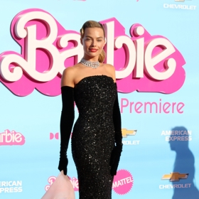 Margot Robbie při uvedení filmu Barbie.
