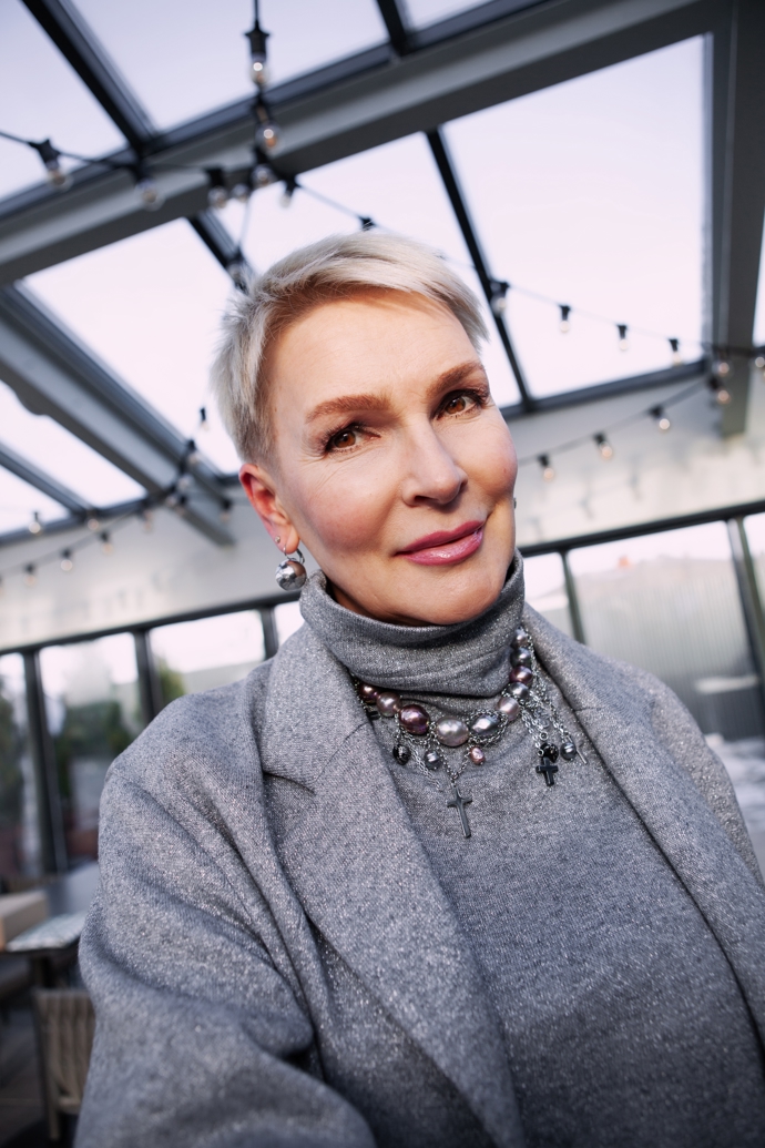 Jemné a řídnoucí vlasy se nemusíte bát si nechat ostříhat úplně nakrátko. Důležité je probrat možnosti s kadeřníkem a pak nezapomínat na styling, aby účes držel tvar.
Jemné a řídnoucí vlasy se nemusíte bát si nechat ostříhat úplně nakrátko. Důležité je probrat možnosti s kadeřníkem a pak nezapomínat na styling, aby účes držel tvar.