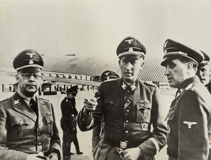 Reinhard Heydrich (uprostřed) s Heindrichem Himmlerem se stali hybateli dějin
