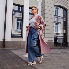 Boho styl nabízí bezpočet variací, které vás omladí. Nebojte se třeba květinových vzorů.
