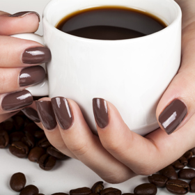 "Espresso" manikúru dobře známe již z minulých sezón. Letos se ale ve velkém vrací.
