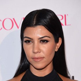 Kourtney Kardashian nejvíce sluší hladké dlouhé vlasy. Vynikne tak její srdcovitý tvar obličeje. 
