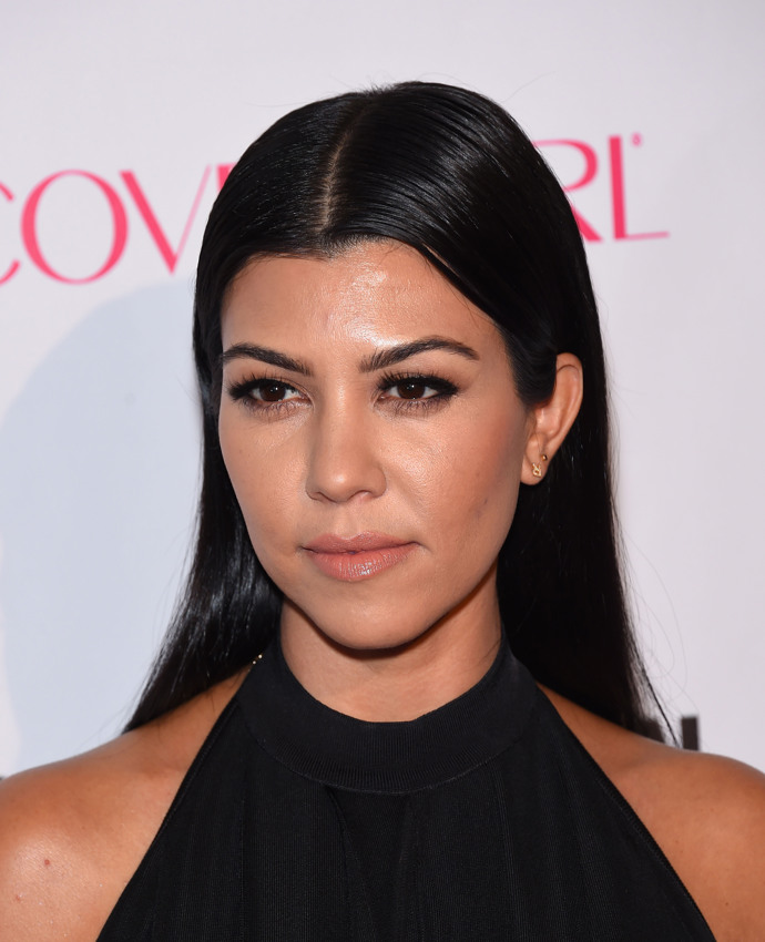 Kourtney Kardashian nejvíce sluší hladké dlouhé vlasy. Vynikne tak její srdcovitý tvar obličeje. 
