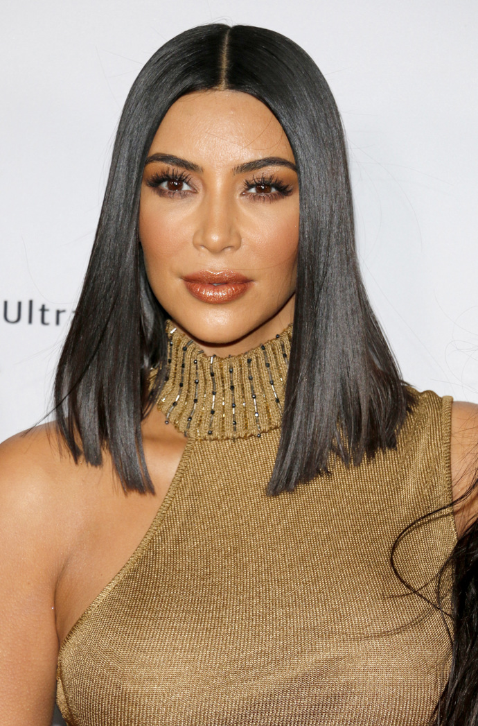 S oválným tvarem obličeje si může Kim Kardashian dovolit jakýkoli typ účesu.  
